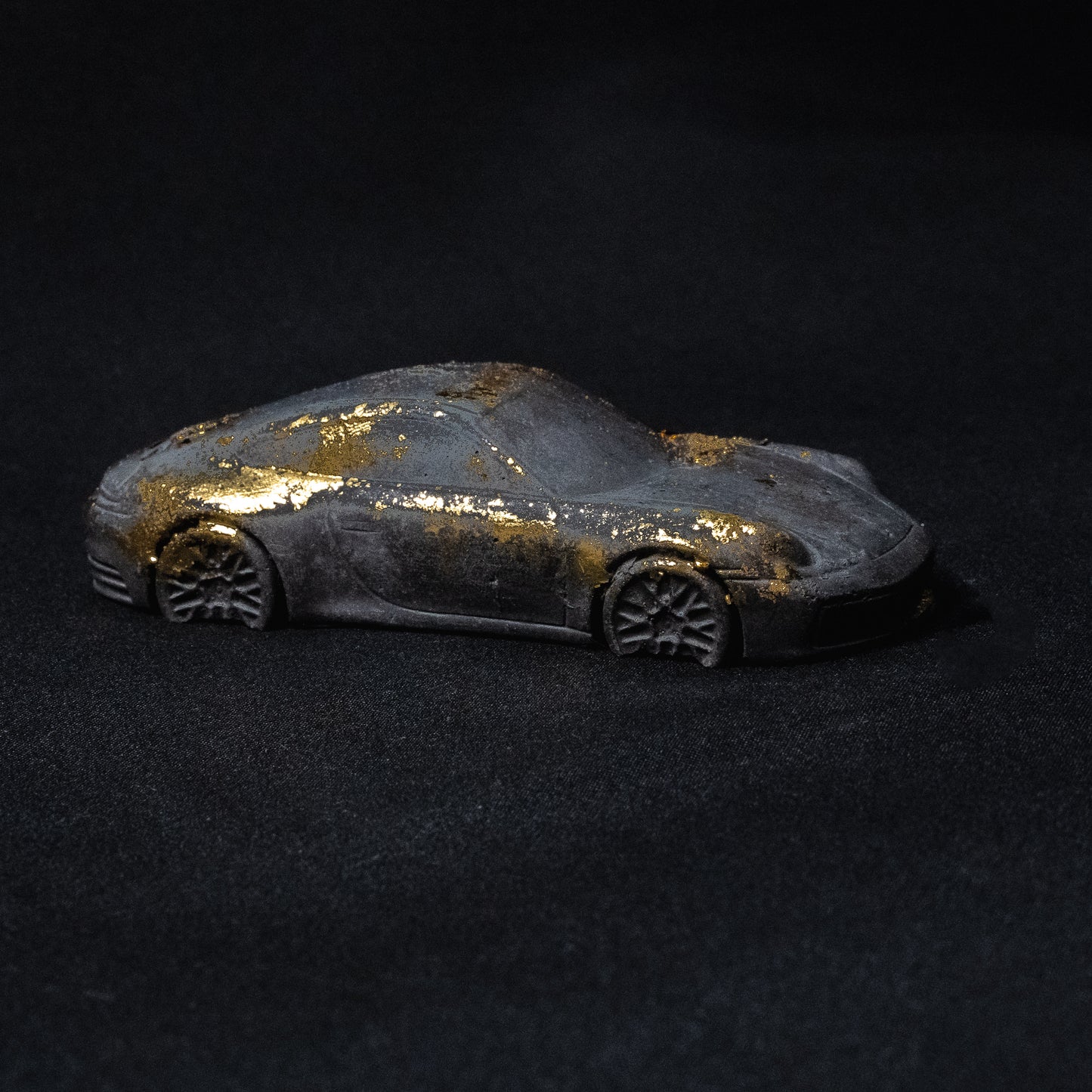 Schwarzer Porsche 911 mit Blattgold