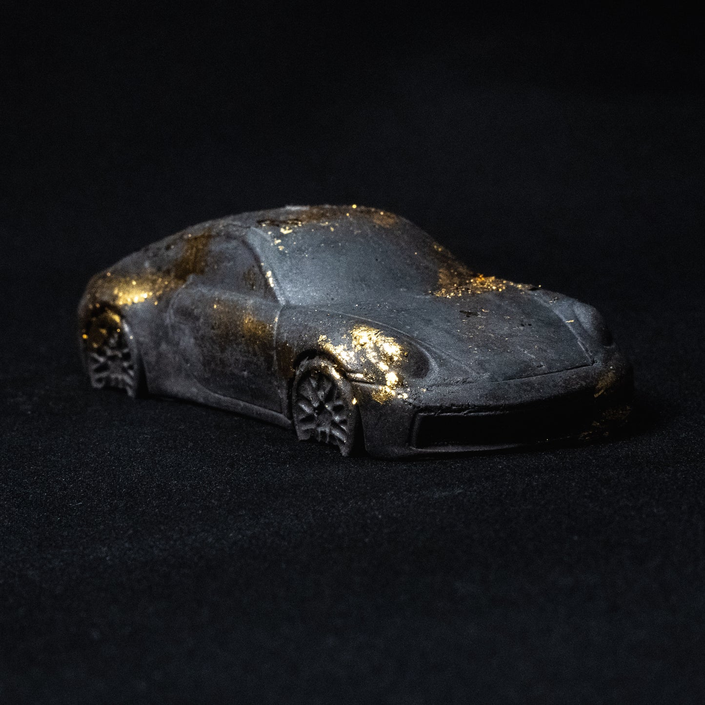 Schwarzer Porsche 911 mit Blattgold