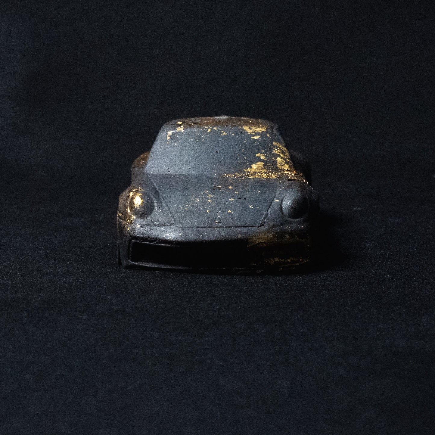 Schwarzer Porsche 911 mit Blattgold