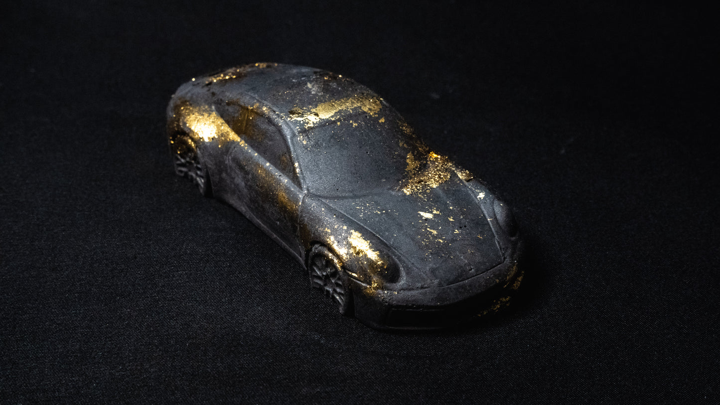 Schwarzer Porsche 911 mit Blattgold