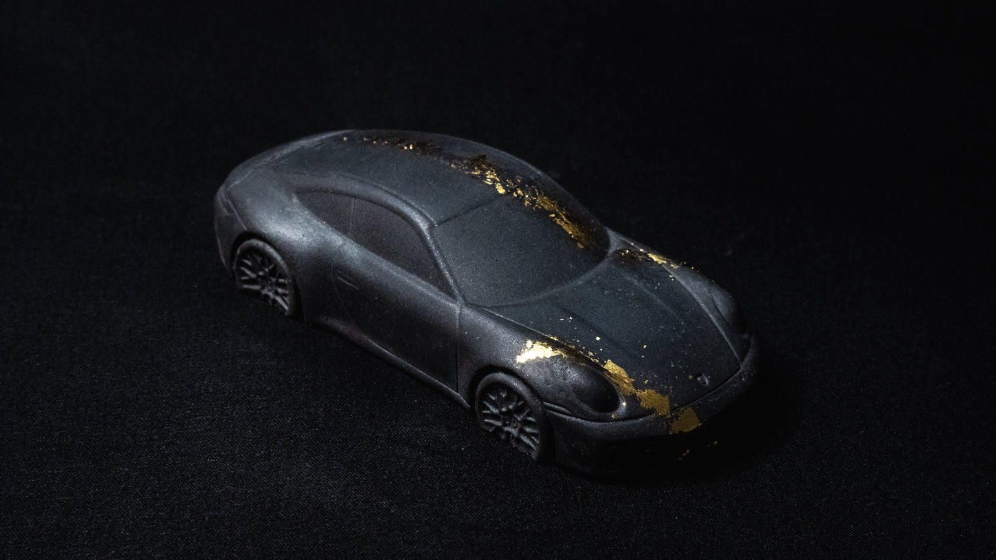 Schwarzer Porsche 911 mit Blattgold