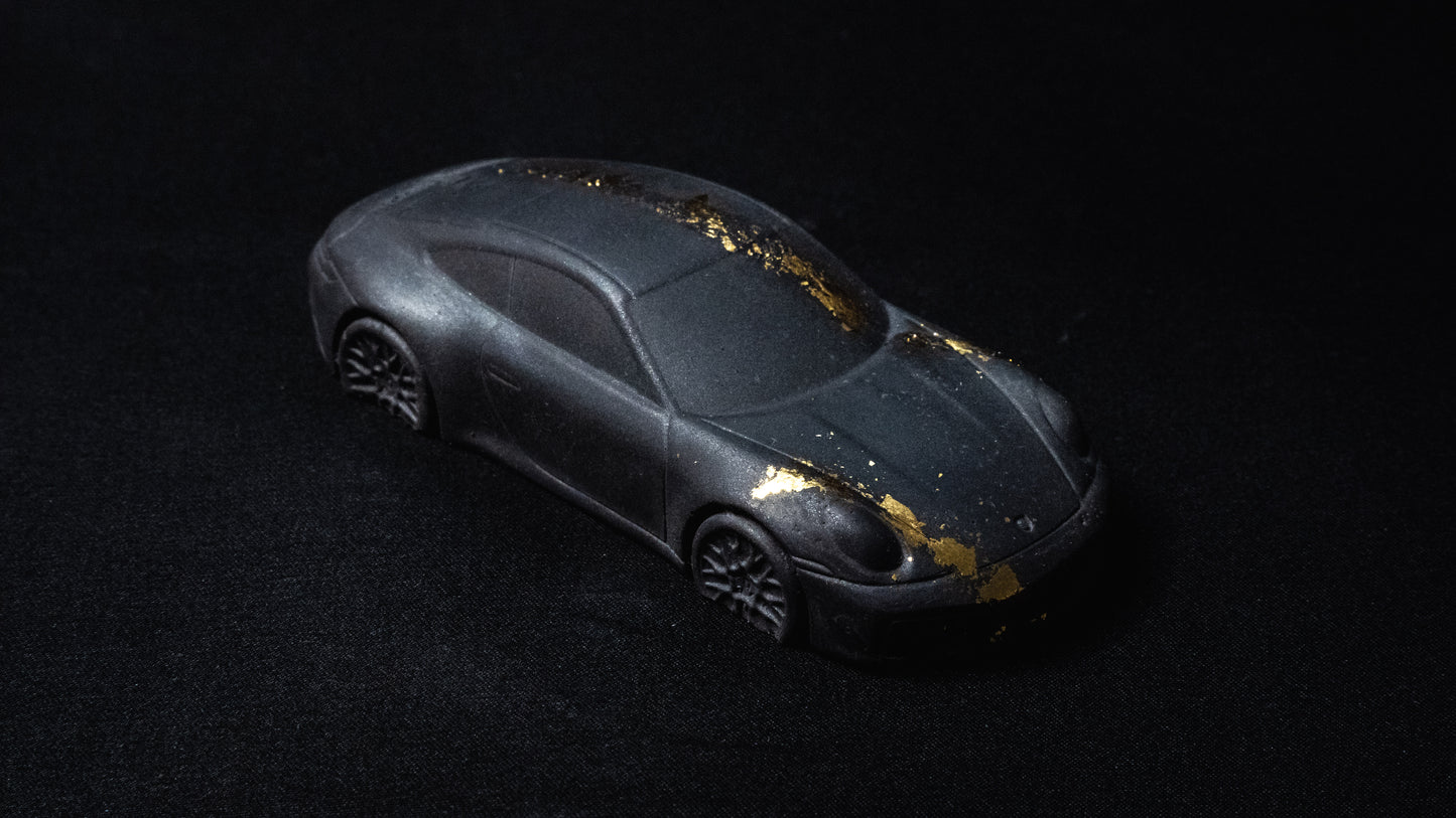 Schwarzer Porsche 911 mit Blattgold