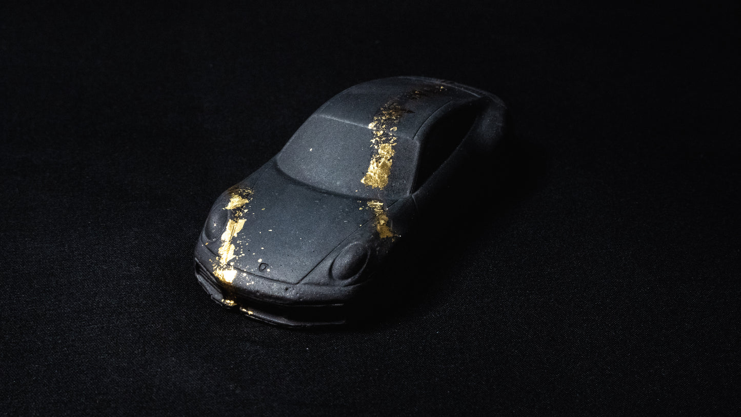 Schwarzer Porsche 911 mit Blattgold