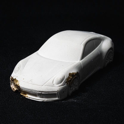 Weißer Porsche 911 mit Blattgold